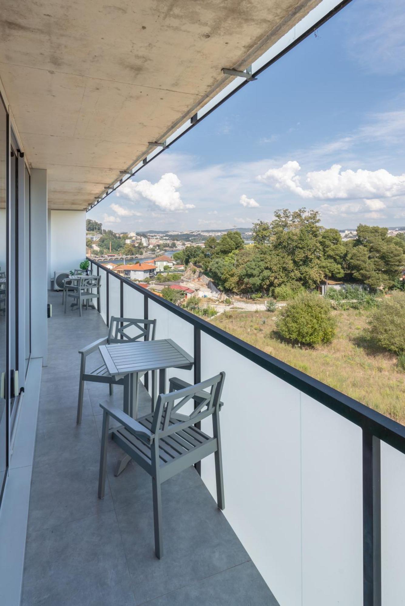 Host Wise - Luxurious Impressive Apartment - Balcony And Pool บีลาโนวาเดกายา ห้อง รูปภาพ